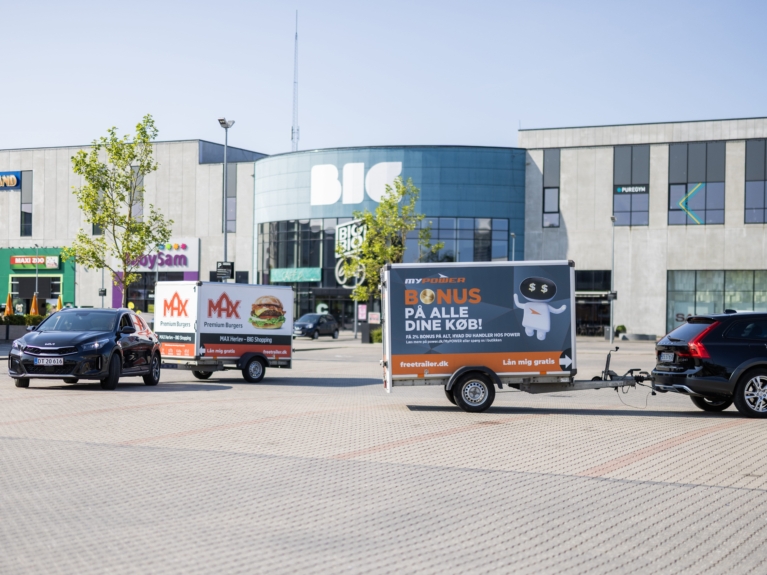 To biler med Freetrailer-reklamer parkeret foran BIG Shopping – synlig markedsføring for MAX Burgers og POWER gennem partnerskab med Freetrailer. Bliv partner og få eksponering der virker.