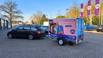 Het Goed. Voor veel mensen is het telkens dezelfde uitdaging: je vindt een kast, bank of wasmachine in de kringloopwinkel, maar hoe krijg je het mee naar huis? Dat wordt nu een stuk eenvoudiger. Het Goed Kringloop biedt namelijk gratis aanhangerverhuuraan in samenwerking met Freetrailer – en de oplossing wordt uitgerold bij maar liefst 29 Het Goed-locaties in Nederland.