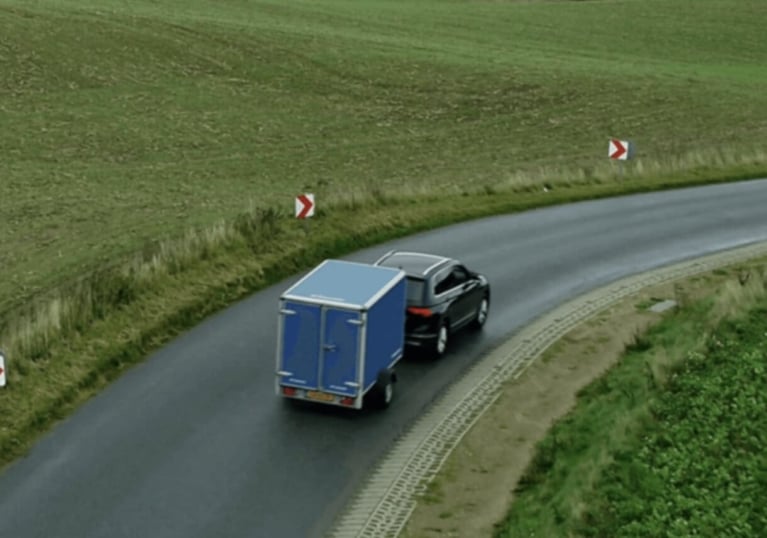 Wie schnell kann man mit einem Anhänger fahren?